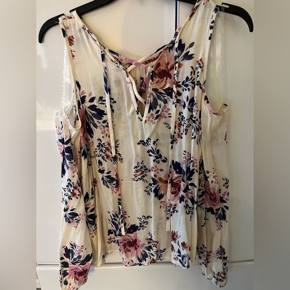 Ivory/Floral cold shoulder lace up front blouse size large New with tickets